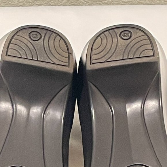 ARAVON "Maura" T-Strap Genuine Leather Pump, Wine - 6.5 B - Picture 12 of 12